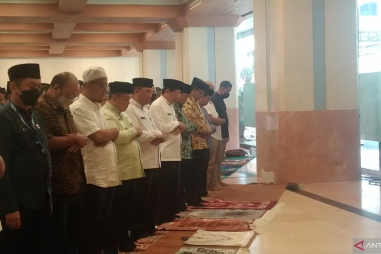 Usai Jumatan, Anies dan Riza Gelar Perpisahan dengan Jajaran ASN Pemprov DKI