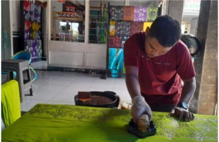 Kembangkan Produk Lokal, Pengelola Batik Khas Ternate Berinovasi Motif Baru