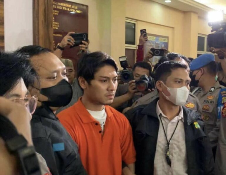 Pakai Baju Oranye, Rizky Billar Resmi Ditahan Polisi