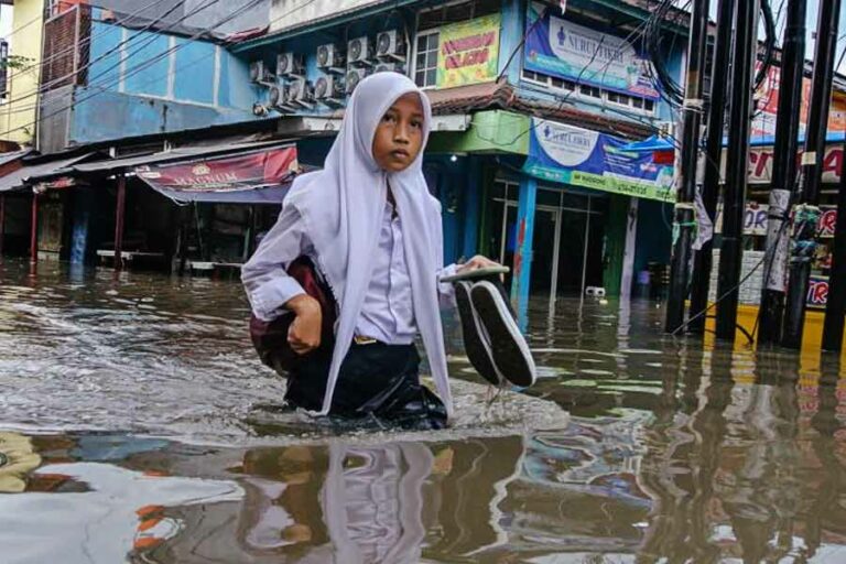 Selama Musim Hujan, Sekolah harus Siapkan Kegiatan Belajar Alternatif