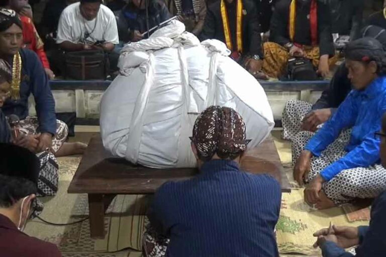 Menyelami Makna 46 Ramalan Cupu Kyai Panjala