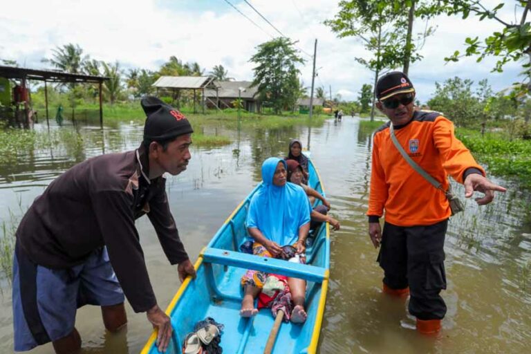 Banjir di Cilacap Mulai Surut, Warga Langsung Ramai-ramai Berobat