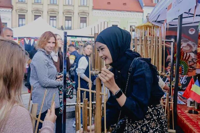 Wakili KBRI Rumania di Brasov Multicultural Day, Mahasiswa Unair ini Bagikan Angklung di Rumania