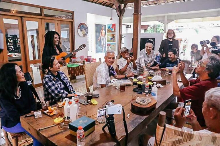 Bertemu Seniman di Yogyakarta Ganjar Dapat Suguhan Lagu Njarji Njarbeh Ganjar Pranowo, Butet Kartaredjasa, bersama sejumlah seniman di Yogyakarta (foto: istimewa)
