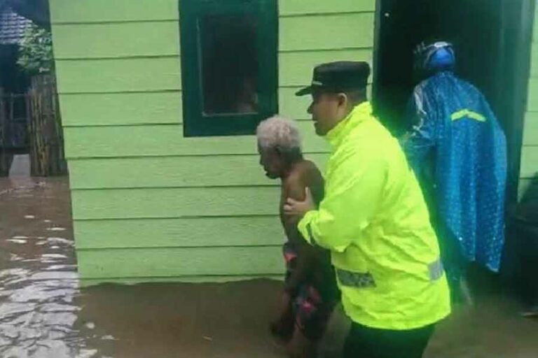 Gerak Cepat, Polsek Banyuwangi Selamatkan Lansia Terjebak Banjir