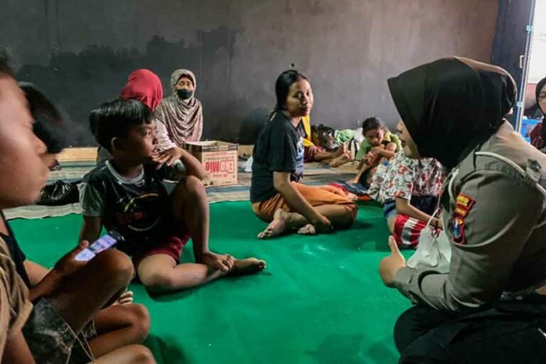 Polres Trenggalek Terjunkan Polwan dalam Kegiatan Trauma Healing Bagi Anak-anak Korban Banjir