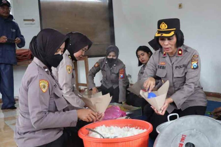 Tanggap Bencana, Polres Blitar Kota Bersama Pemkot, Dirikan Dapur Umum Bagi Korban Banjir