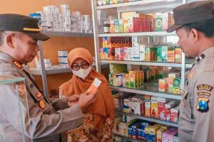 Cegah Meluasnya Kasus Gagal Ginjal Akut pada Anak, Polres Sampang Sidak Apotek