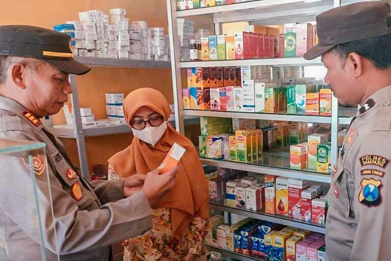 Cegah Meluasnya Kasus Gagal Ginjal Akut pada Anak, Polres Sampang Sidak Apotek