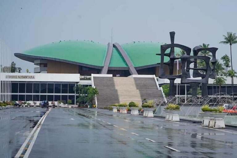 Baru Hasilkan 13 RUU, Formappi Kritik Kinerja DPR