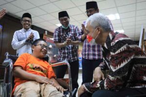 Senyum Rohman, Kini ke Sekolah dan Mengaji Bisa Pakai Kursi Roda Elektrik