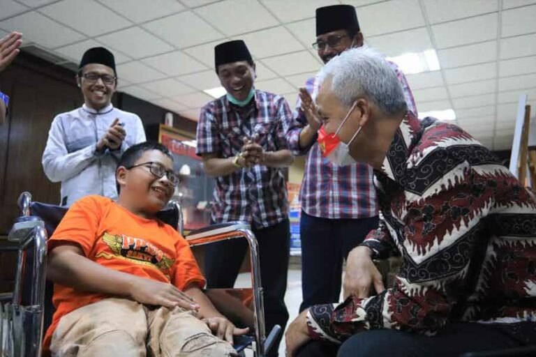 Senyum Rohman, Kini ke Sekolah dan Mengaji Bisa Pakai Kursi Roda Elektrik