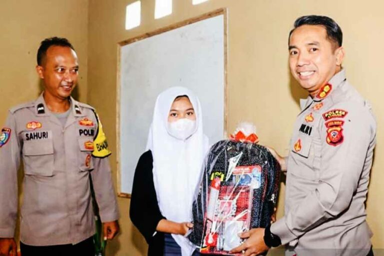 Sisihkan Gaji, Polisi di Cianjur Dirikan Rumah Belajar untuk Anak Putus Sekolah