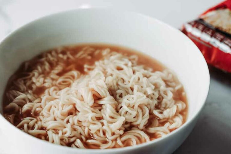 Lagi! Mie Instan Indonesia Ditolak Taiwan, DPR Minta BPOM Lakukan Mitigasi Ilustrasi makanan instan yang menyajikan iming-iming kemudahan dalam penyajian (foto: Jeff Siepman, unsplash)