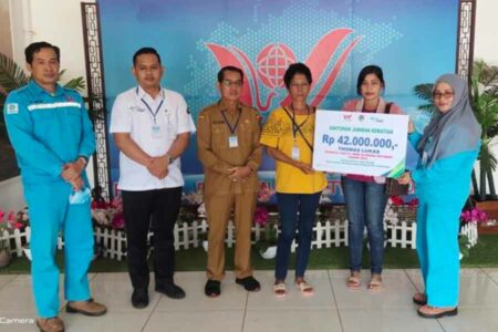 BPJamsostek Serahkan Manfaat Jaminan Kematian Rp42 Juta ke Peserta CSR dari PT WHW