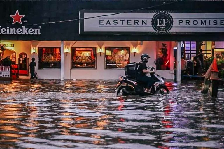 Banjir Jakarta Terus Meluas, 21 RT Banjir dan 11 Ruas Jalan Tergenang
