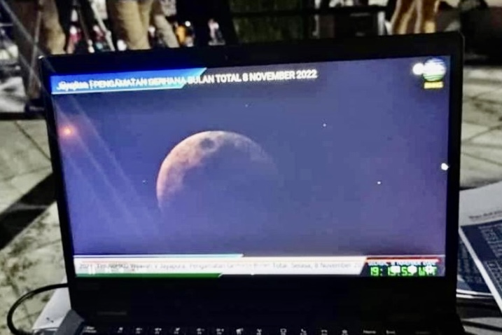Puncak Gerhana Bulan Terlihat Jelas di Ambon Meski Sedikit Tertutup Awan