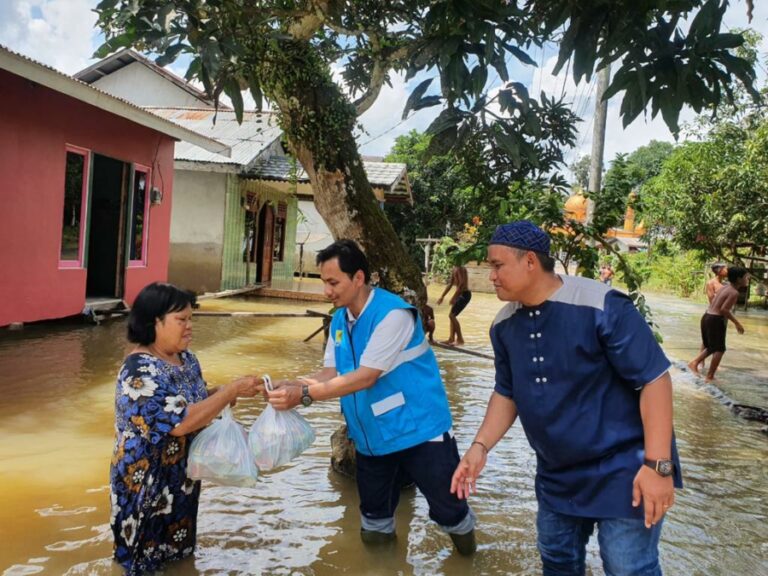 Salurkan 770 Paket Sembako, PLN Ringankan Beban Hidup Warga Terdampak Banjir di Ketapang