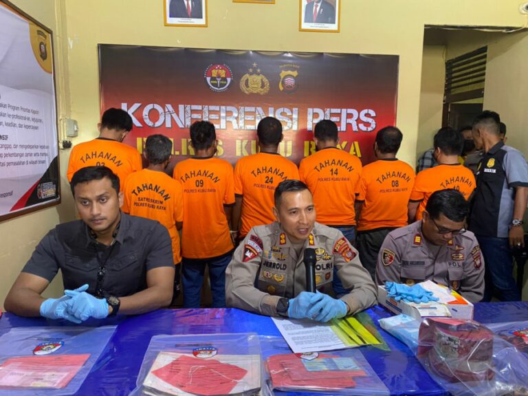 Berhasil Ungkap Judi Sabung Ayam dan Kolok-Kolok di Kebun Langsat, Polsek Sungai Kakap Amankan 6 Pelaku