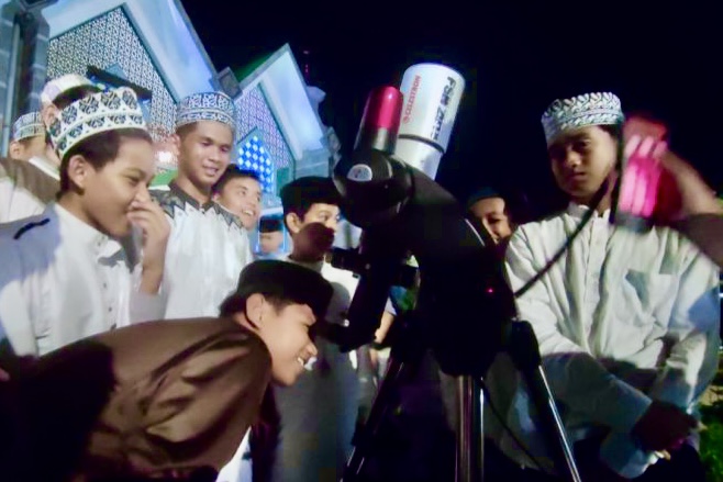 Meski Tak Terlihat, Warga Makassar Antusias Gelar Shalat Gerhana Bulan