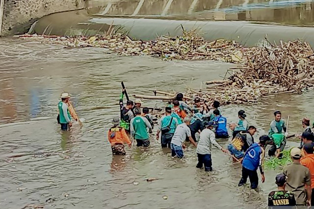 Pemkab Bantul Gerakkan Para Santri Ponpes Bersih Sungai dan Pasar