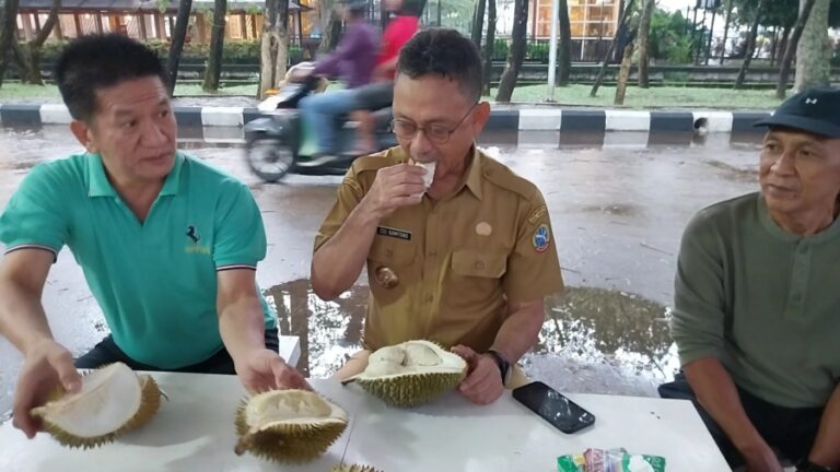 Cicipi Durian Jemongko, Edi Kamtono : Salah Satu Durian Terbaik di Kalbar