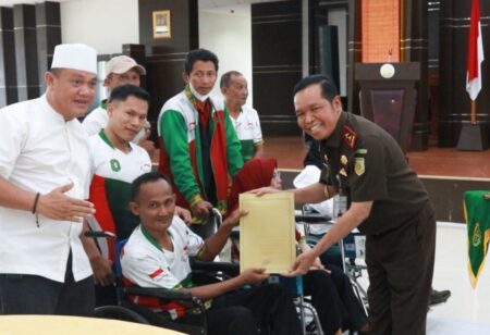Bangga akan Prestasi yang Diraih, Kajati Kalbar Serahkan Bantuan untuk 200 Penyandang Disabilitas