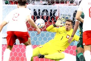 Babak Pertama: Szczesny Tepis Penalti Arab Saudi, Polandia Unggul 1-0