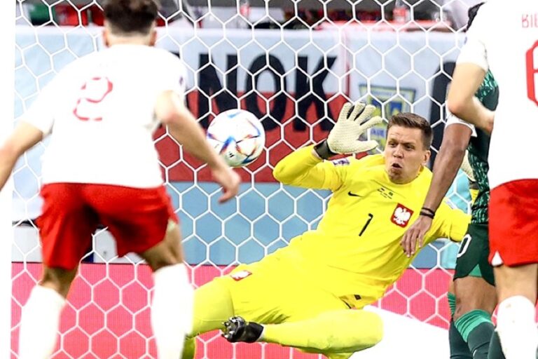 Babak Pertama: Szczesny Tepis Penalti Arab Saudi, Polandia Unggul 1-0