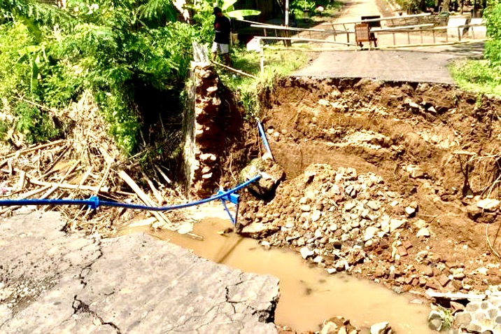 Diterjang Banjir, Jembatan Antarkecamatan di Desa Kunti Putus