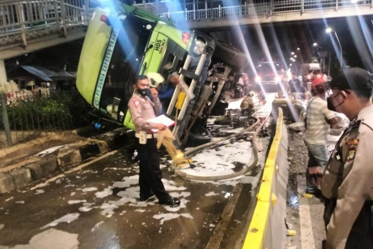 Terguling dan Alami Kerusakan Parah, Truk Kontainer Tabrak Pembatas Jalan di Cempaka Putih