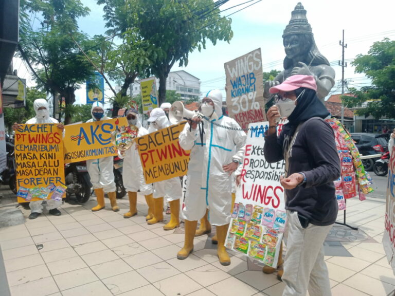 Jadi Top Three Polutan Sampah Plastik, Puluhan Mahasiswa Gelar Aksi Damai di PT Wings Surya