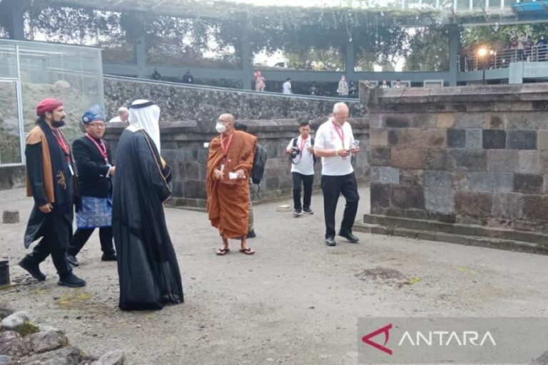 Pemimpin Agama Dunia Peserta Forum R20 Kunjungi Situs Candi Kimpulan di Komplek UII Yogyakarta