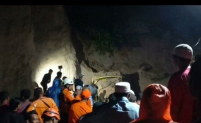 BPBD Agam Masih Lakukan Pencarian Korban Tertimbun Tanah Dibantu dengan Dua Alat Berat