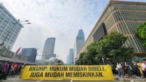 Masukan Tak Digubris, Masyarakat Lakukan Aksi Bentang Spanduk di CFD Tolak Pengesahan RKUHP