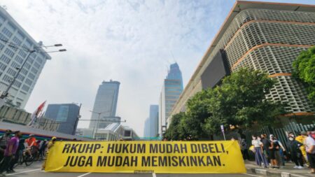Masukan Tak Digubris, Masyarakat Lakukan Aksi Bentang Spanduk di CFD Tolak Pengesahan RKUHP