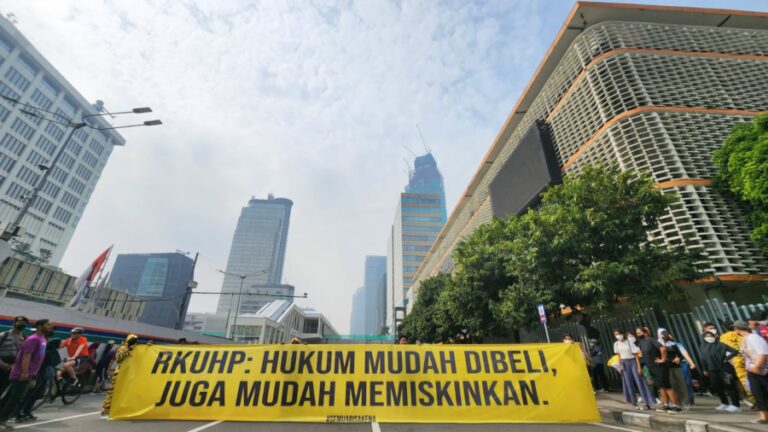Masukan Tak Digubris, Masyarakat Lakukan Aksi Bentang Spanduk di CFD Tolak Pengesahan RKUHP