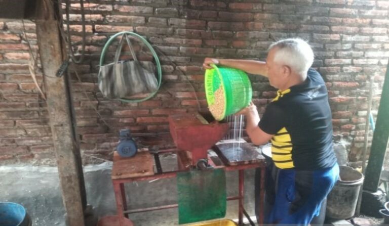 Pemkab Batang Salurkan 1 Ton Kedelai ke Perajin Tempe Cegah Kenaikan Harga