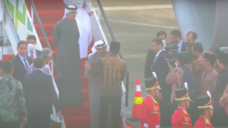 Gunakan Batik dan Peci, Presiden RI Sambut Presiden UAE di Bandara Adi Sumarmo