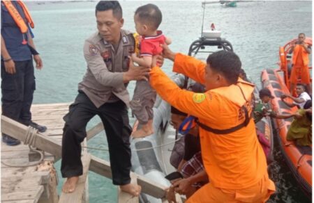 Kapal Karam Mengangkut 17 Orang di Labuan Bajo Berhasil Diselamatkan Polairud NTT