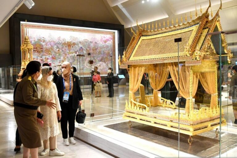 Iriana Saksikan Pembuatan Karangan Bunga “Phuang Malai” dan Makanan Tradisional Thailand di KTT APEC
