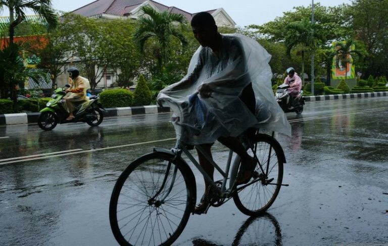 Hari Ini Sejumlah Kawasan di Indonesia Akan Hujan pada Siang dan Malam Hari