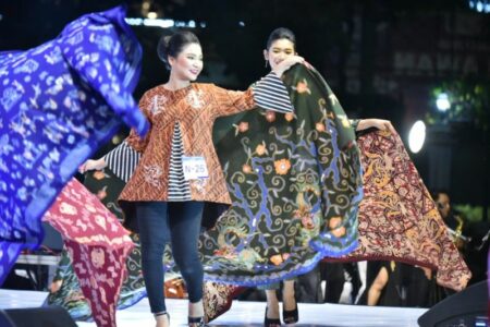 Duta Wisata Cak dan Ning 2022 Kenalkan Motif Batik Khas Surabaya