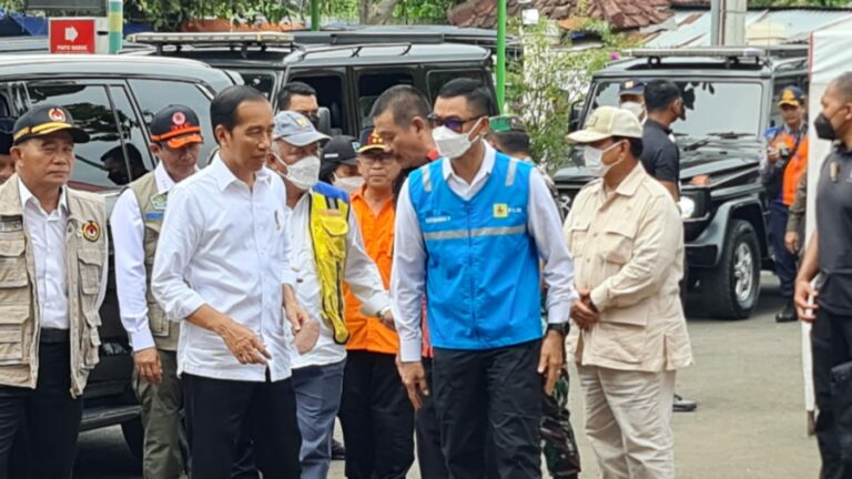 Pastikan Logistik Hingga Pasokan Listrik PLN Aman, Presiden Tinjau Posko RS Sayang Cianjur