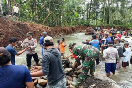 Antisipasi Banjir Susulan, Polres Trenggalek dan TNI Bangun Tanggul Pembatas Sungai