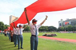 Antusias Saksikan Kirab Bendera 1001 Meter, Ganjar Gaungkan Semangat Patriotisme