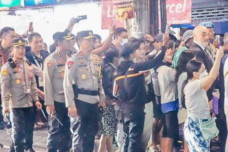 Kapolda Bali Kawal Pengamanan Presiden Prancis yang Jalan Kaki 2 Kilometer