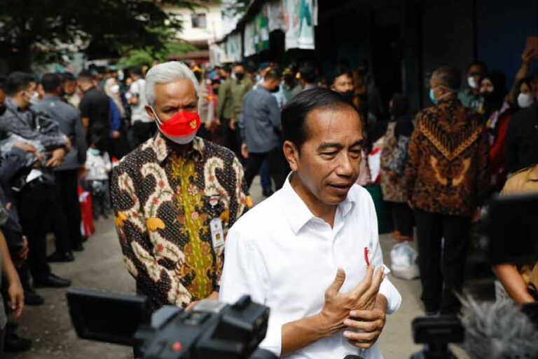 Jokowi dan Ganjar Blusukan di Pasar Tradisional untuk Antisipasi Inflasi