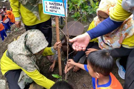Sayangi Bumi, Ecoton ajak TK DWP Sumengko Tanam Pohon di Bantaran Sungai Brantas