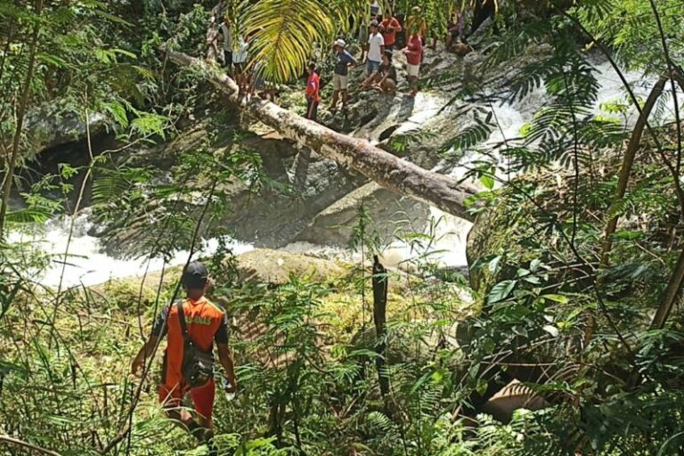 Tim SAR NTT Terus Lakukan Pencarian Dua Warga Hilang Terbawa Banjir Akibat Hujan Deras dan Medan Berbatuan